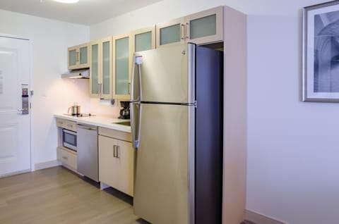 Studio Suite, 2 Double Beds | Private kitchen | Fridge, microwave, stovetop, dishwasher