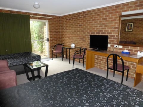 Twin Room with Courtyard | Desk, iron/ironing board, rollaway beds, free WiFi