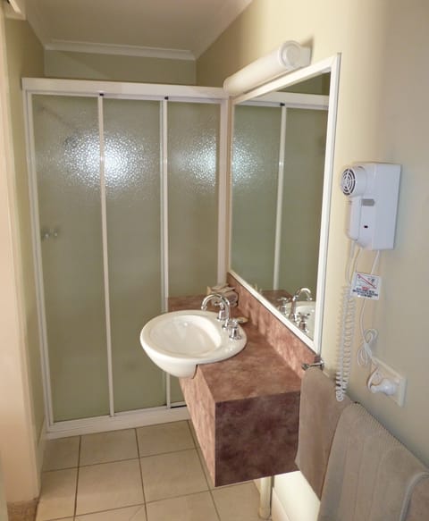 Standard Queen Room | Bathroom | Free toiletries, hair dryer, towels