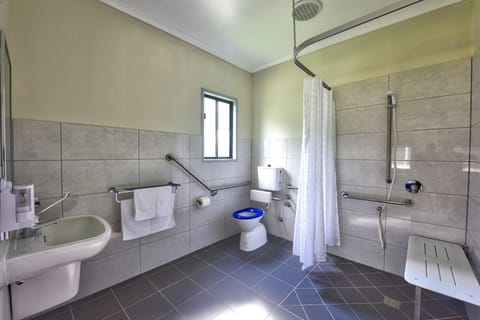 Wheel Chair accessible room - Chalet 4  | Bathroom | Shower, free toiletries, towels