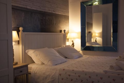 Superior Triple Room | Desk, iron/ironing board, free WiFi