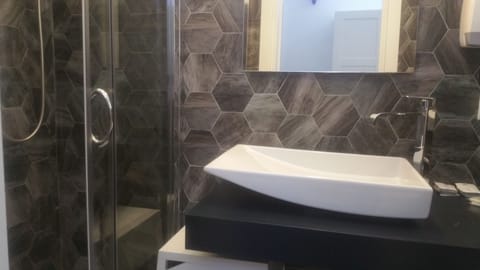 Superior Triple Room | Bathroom | Shower, free toiletries, hair dryer, bidet