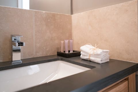 Luxury Suite, Park View (Cayanne) | Bathroom sink