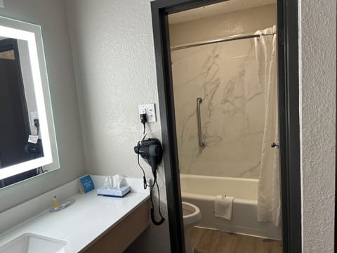 Combined shower/tub, hair dryer, towels