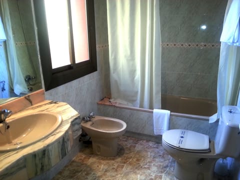 Combined shower/tub, free toiletries, bidet, towels