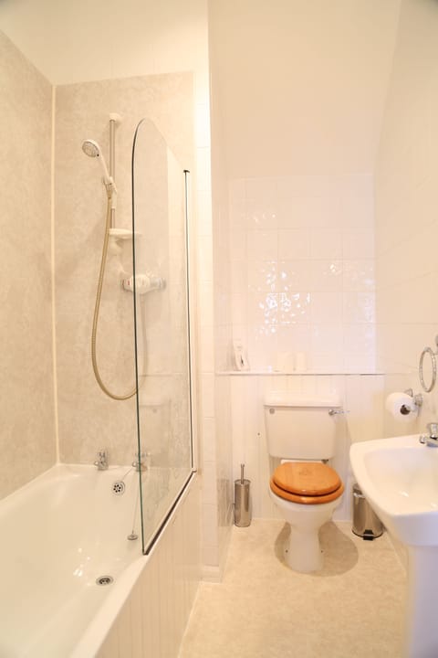 Family Triple Room | Bathroom | Free toiletries, hair dryer, towels