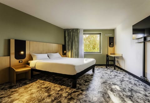 Double Room, Accessible | Desk, blackout drapes, soundproofing, free WiFi