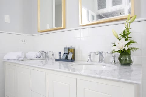 Premium Double or Twin Room | Bathroom sink