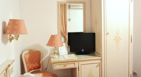 Economy Double Room | Minibar, in-room safe, desk, blackout drapes