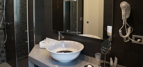 Executive Double or Twin Room | Bathroom sink