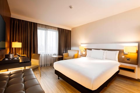 Deluxe Room, 1 Queen Bed | Premium bedding, free minibar, in-room safe, blackout drapes
