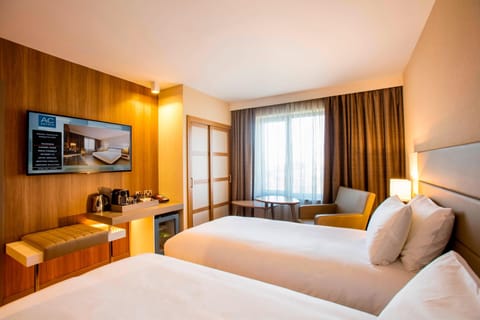 Deluxe Room, 2 Twin Beds, Non Smoking | Premium bedding, free minibar, in-room safe, blackout drapes