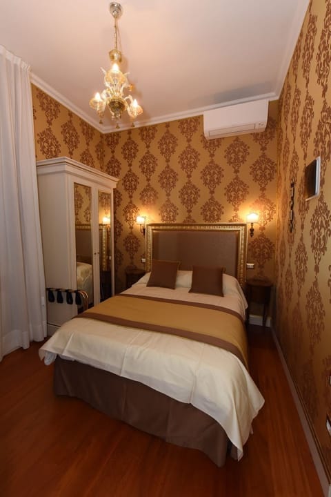 Economy Double Room Single Use, Non Smoking | Down comforters, minibar, in-room safe, desk