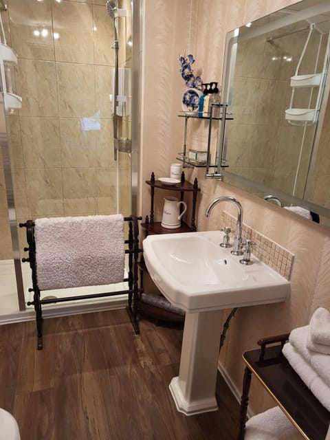 Luxury Double Room, 1 Bedroom, Ensuite, River View | Bathroom | Combined shower/tub, hair dryer, towels