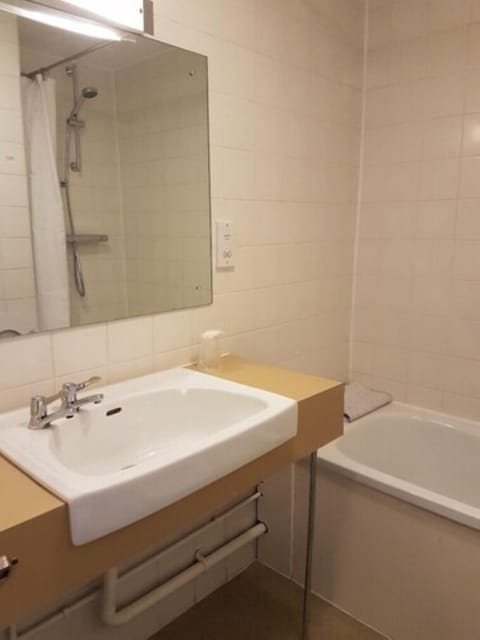 Combined shower/tub, free toiletries, hair dryer, towels