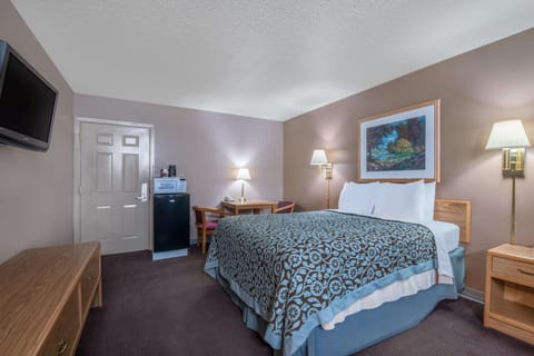 Standard Room, 1 Queen Bed | In-room safe, soundproofing, free cribs/infant beds, free WiFi