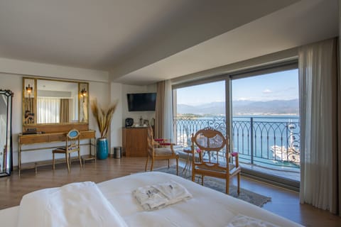 Deluxe Room with Hot Tub and Sea View | Minibar, in-room safe, laptop workspace, soundproofing