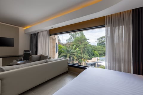 Standard Suite, 1 King Bed, Multiple View (Junior Suite) | Egyptian cotton sheets, premium bedding, Tempur-Pedic beds, free minibar
