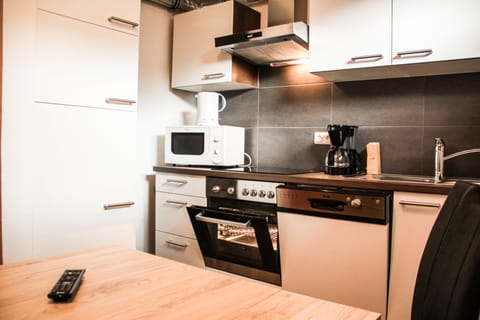 Apartment, 2 Bedrooms | Private kitchen | Fridge, microwave, oven, stovetop