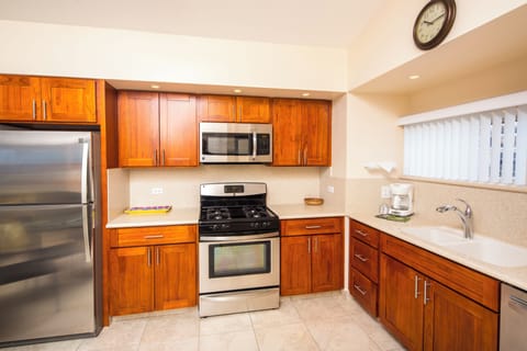 Deluxe Suite, 1 Bedroom, Ocean View | Private kitchen | Full-size fridge, microwave, stovetop, dishwasher