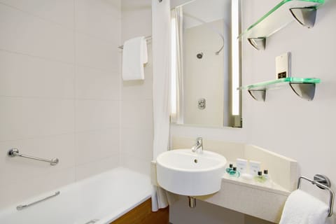 Executive Room, 1 King Bed | Bathroom | Combined shower/tub, free toiletries, hair dryer, towels