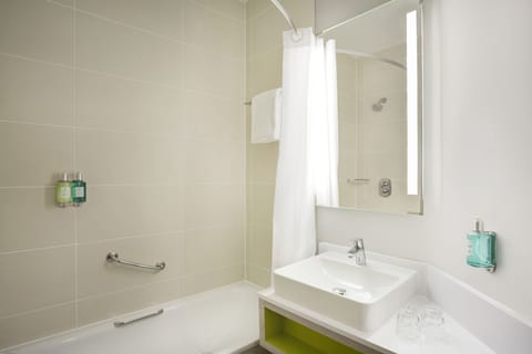 Combined shower/tub, free toiletries, hair dryer, towels