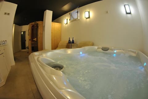 Couples treatment rooms, sauna, spa tub, steam room, Turkish bath