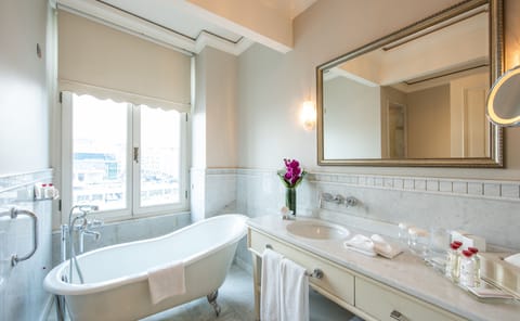 Greta Garbo Corner Room | Bathroom | Rainfall showerhead, eco-friendly toiletries, hair dryer, bathrobes