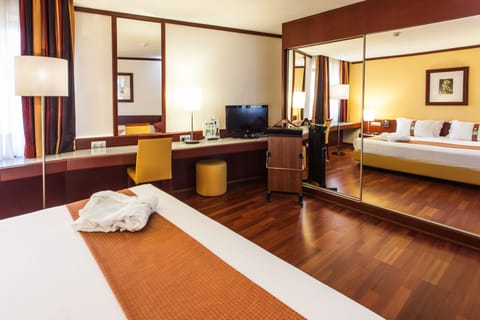 Suite, 1 Bedroom (1 King Bed & 1 Sofa Bed) | Hypo-allergenic bedding, minibar, in-room safe, desk