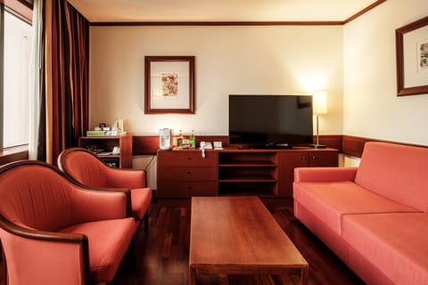 Suite, 1 Bedroom (1 King Bed & 1 Sofa Bed) | Hypo-allergenic bedding, minibar, in-room safe, desk