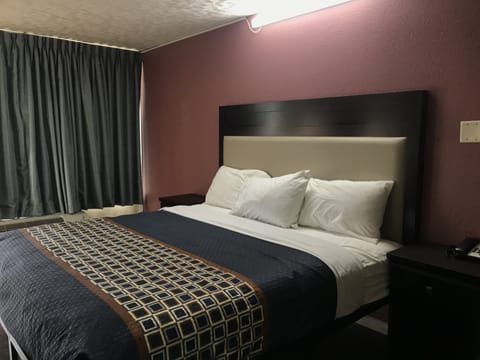 Deluxe Single Room, 1 King Bed | Desk, laptop workspace, soundproofing, bed sheets