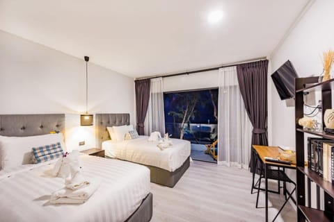 Superior Double Room Sea View | Bathroom | Shower, free toiletries, towels