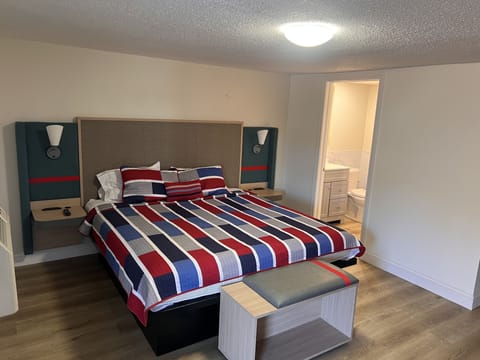 Room, 1 Queen Bed | Living area | TV