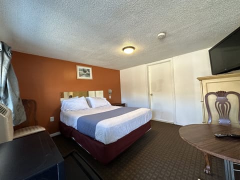 Room, 1 Queen Bed | Pillowtop beds, desk, laptop workspace, soundproofing
