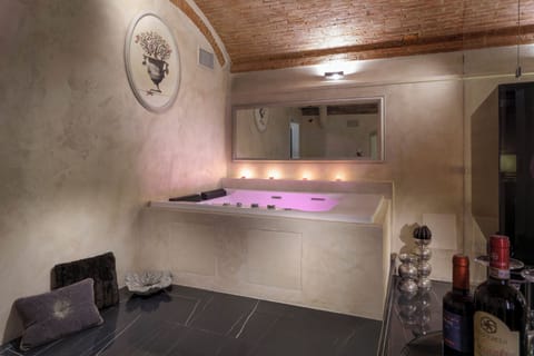 Superior Studio Suite, Hot Tub | Premium bedding, down comforters, minibar, in-room safe