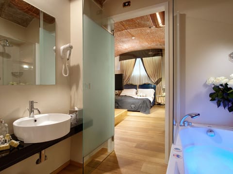 Superior Studio Suite, Hot Tub | Bathroom | Shower, free toiletries, hair dryer, slippers