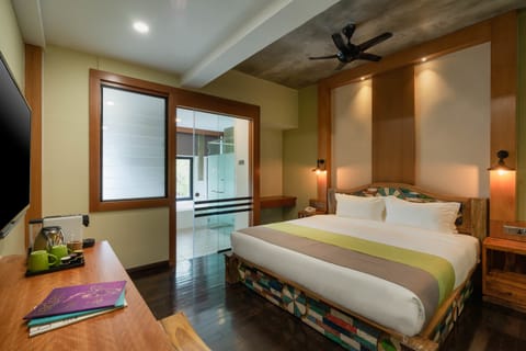 Grand Double Room, 1 King Bed, Accessible, Non Smoking | Minibar, in-room safe, desk, iron/ironing board