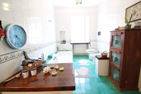 Apartment, 3 Bedrooms, Terrace | Bathroom | Shower, hair dryer, bidet, towels