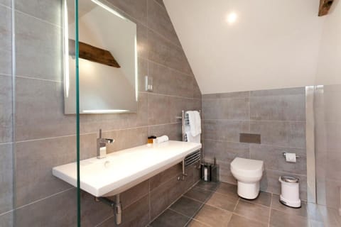 Business Apartment | Bathroom | Shower, free toiletries, hair dryer, towels