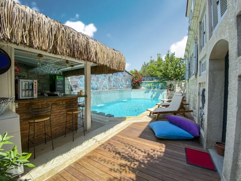 Swim-up bar