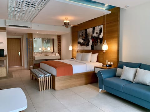 Junior Suite, Parcial Ocean View, King Size Bed | Free minibar, in-room safe, desk, laptop workspace