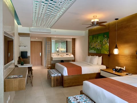 Junior Suite, Parcial Ocean View, Double Queen Beds | Free minibar, in-room safe, desk, laptop workspace