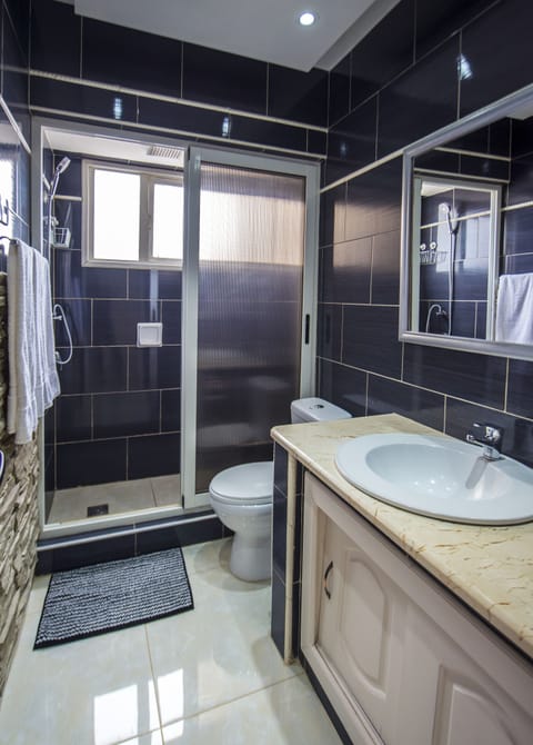 Luxury Neptuno Apartment 2 Bedrooms | Bathroom | Combined shower/tub, free toiletries, hair dryer, towels