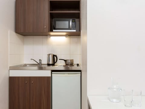 Studio, 1 Double Bed | Private kitchen | Fridge, microwave, stovetop, cookware/dishes/utensils