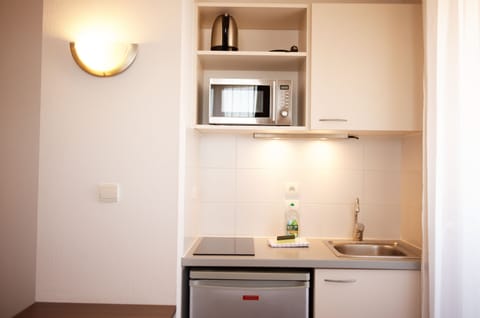 Business Studio, 1 Double Bed, Kitchenette | Private kitchenette | Fridge, microwave, stovetop, electric kettle