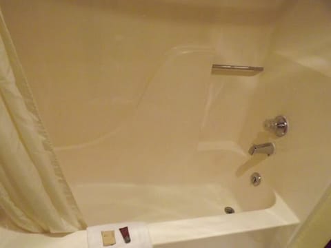 Deep soaking bathtub