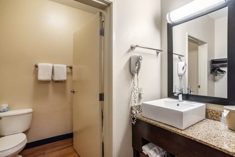 Deluxe Room, 2 Double Beds (Smoke Free) | Bathroom | Free toiletries, towels