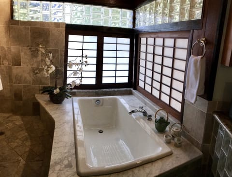 Romantic Single Room, 1 Queen Bed (Japanese Tea House) | Deep soaking bathtub