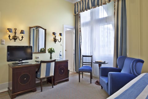 Superior Twin Room | Minibar, in-room safe, desk, blackout drapes