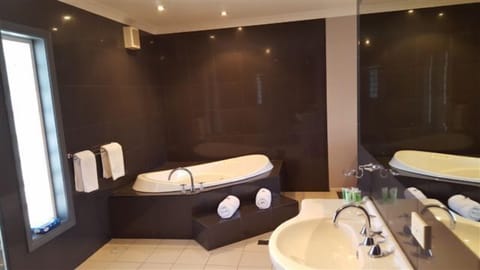 King Spa Room | Bathroom | Shower, free toiletries, hair dryer, towels